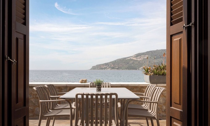 Neo Itilo Villa | Aura Seafront Villa, Bill & John Peloponnese