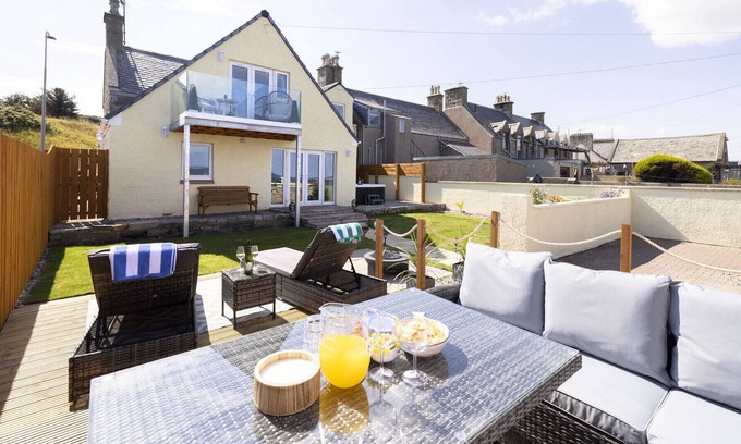 Buckie House | Aurora House - 4 bed with Hot Tub and Sea View