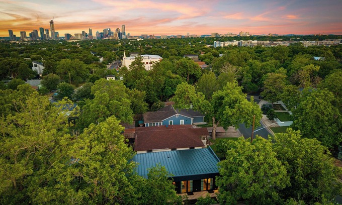 Rosewood House | Austin Luxe Pool Haven/Pool Fire Patio Wi-Fi