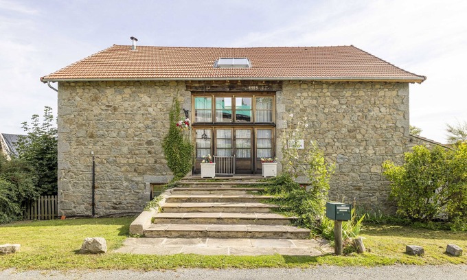 Gouttieres House | Authentic 100 year old barn, indoor pool
