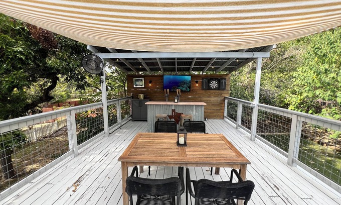 Austin House | Authentic Austin Pad with Roof-top Deck Bar