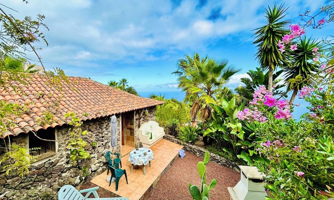 Icod de los Vinos House | Authentic Casita, tropical garden & incredible views of the ocean & Mount Teide
