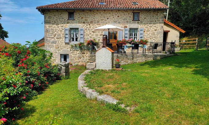 Omps House | Authentic farmhouse near a lake and the Cantal mountains.