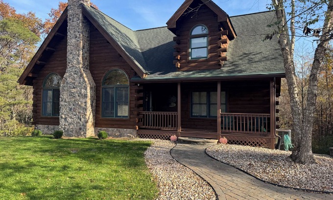 Berkeley Springs Cabin | Authentic Log Cabin Getaway w/Private Hot Tub