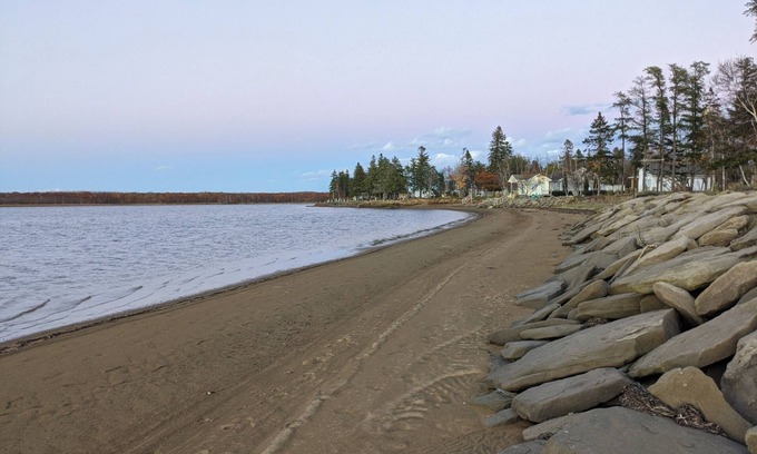 Sainte-Anne-de-Kent House | Autumn Beachfront Getaway - Coastal Calm & Comfort