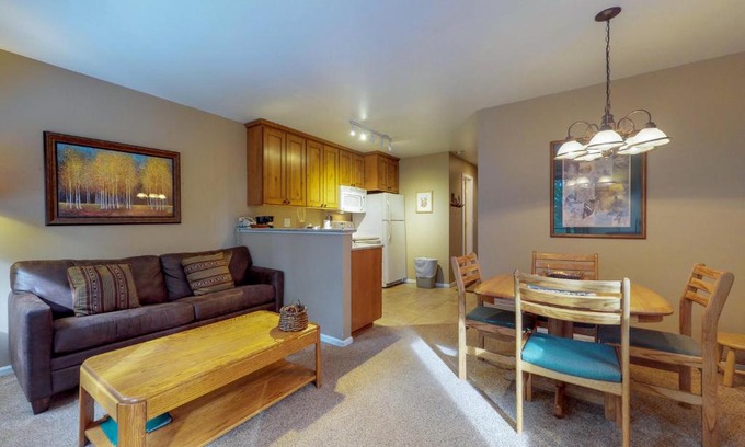 Four O'Clock Apartment | Autumn Foliage 209