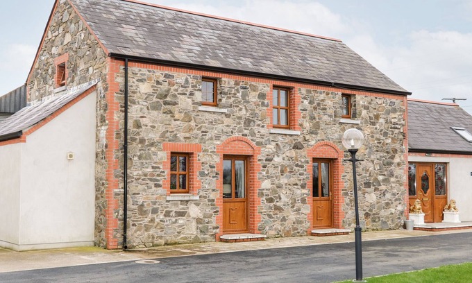 Hillsborough House | AVOCA LODGE, character holiday cottage, with a garden in Hillsborough