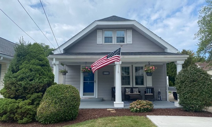 Avon Lake Cottage | Avon Lake Charming Cottage with 4 bedrooms and Lake Erie Access