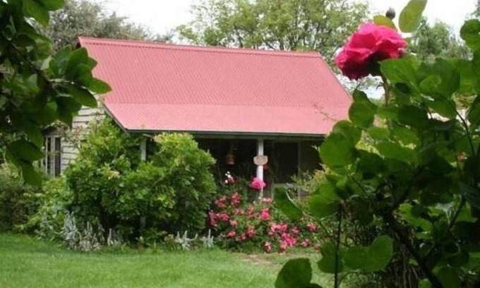 Dangarsleigh Bed & Breakfast | Award winning Poppys Cottage B&B Farmstay