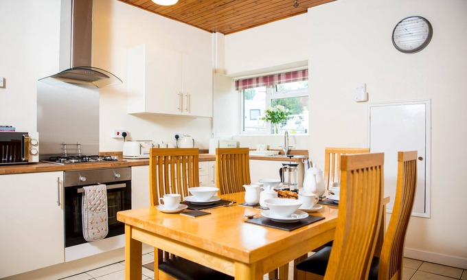Saint Clears Cottage | Awel Taf - a house that sleeps 6 guests in 3 bedrooms