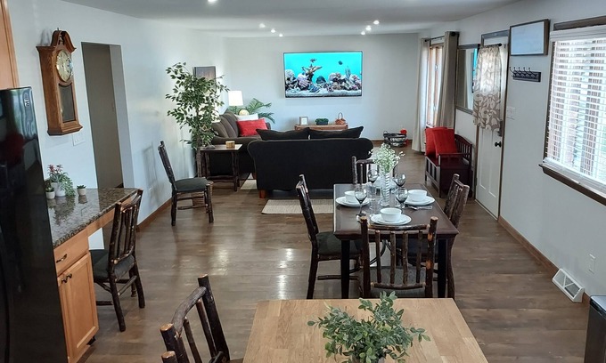 Manteno House | Awesome getaway! Two King beds three smart large screen TVs