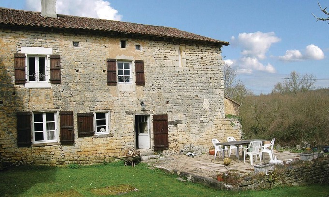 Beaulieu-sur-Sonnette House | Awesome home in Beaulieu sur Sonnette