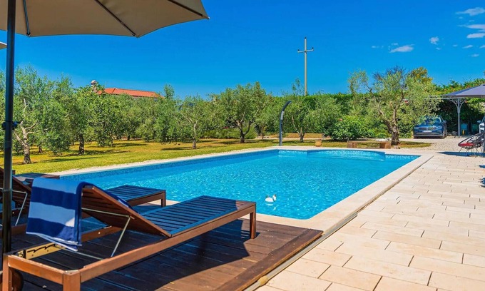 Mofardini House | Awesome home in Tinjan with sauna