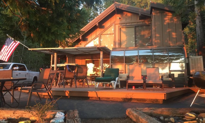 East Shore House | Awesome Lakefront, 2 Boats, Dock, Buoys, Boat Ramp, RV Spot & 3 Jet Ski Ramps.