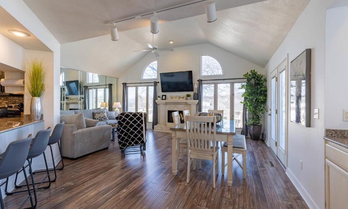 Table Rock Villa | B 32-1 Spacious Villa Close to Pool