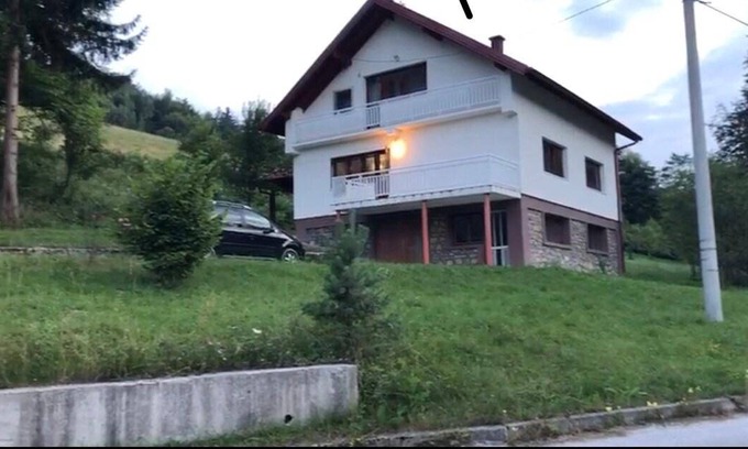 Hadzici House | 100 m² House ∙ 4 bedrooms ∙ 12 guests