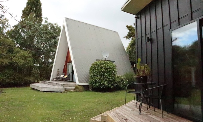 Pukawa Ski Chalet | Bach Pukawa, Lake Taupo. Birds, fishing, pets, wifi, skiing, 5 mins walk to lake
