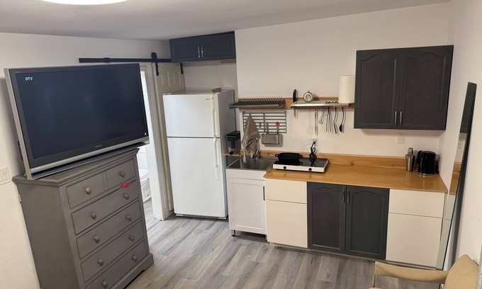 Vanier North Apartment | Bachelor suite-Steps away from Beechwood Village. Pet friendly!