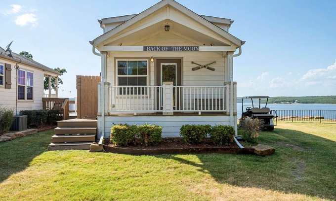 Sperry Cottage | Back of the Moon at CrossTimbers Marina