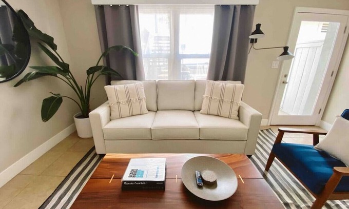 West Newport Cottage | Back Unit · Beach House in the <3 of Balboa Peninsula