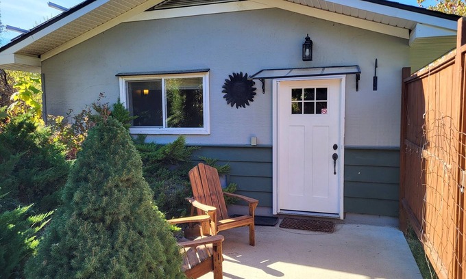 Taghum Cabin | Backyard Guesthouse near Nelson w/Hot Tub