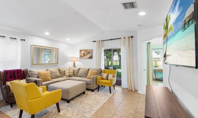 Jupiter House | Backyard retreat with BBQ Patio & game room