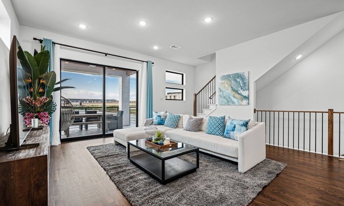 Rowlett House | Balcony 3BR Retreat with Lake View