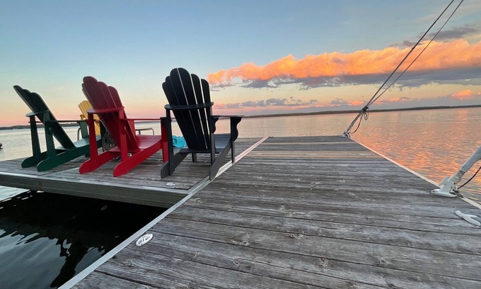 Victoria Road Cottage | Balsam Lake Beauty! Waterfront in the Kawarthas! Sleeps 10!