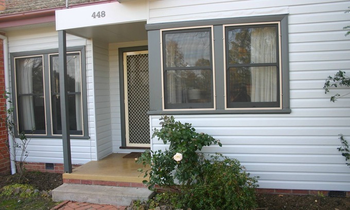 North Albury House | Banksia Cottage - An Old Charm Cottage that has been completely renovated