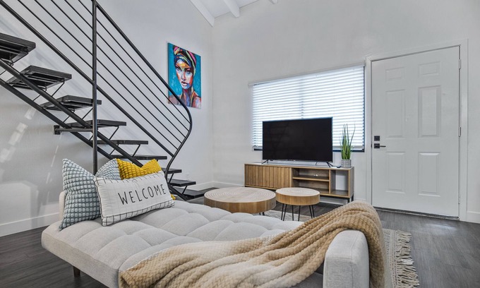 Evans Churchill Condo | Bar, restaurants, and attractions all nearby!