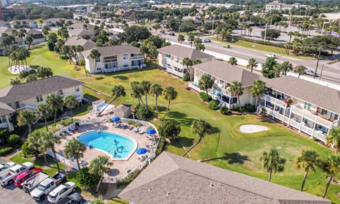 Holiday Isle Apartment | Barefoot Sands Sandpiper Cove 1147 In Destin, FL
