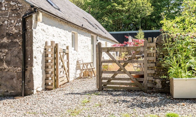 Dunblane Cottage | Barn Cottage Sleeps 4 (2 Bedrooms)