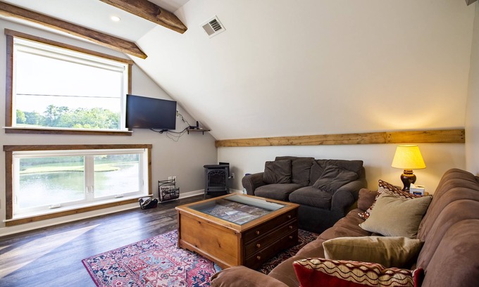 Stewartstown House | Barn Retreat with hot tub and patio!