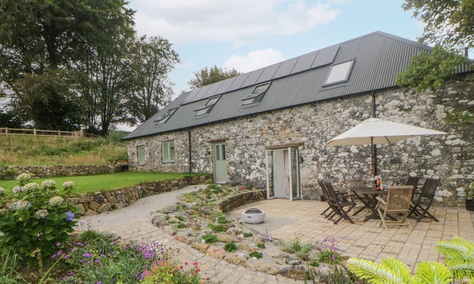 Sparkwell Cottage | BARNFIELD, family friendly, with open fire in Sparkwell