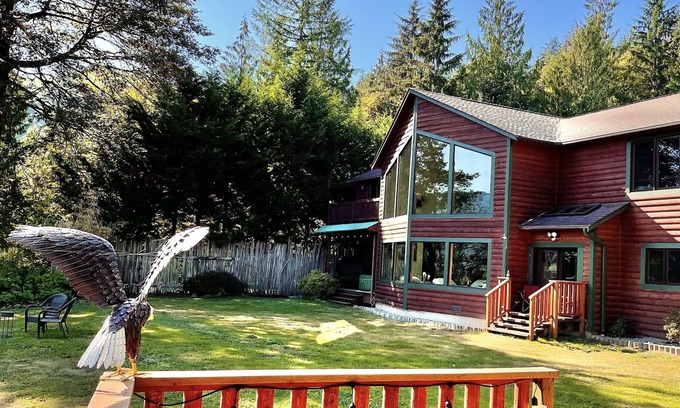 Arlington House | Barrel sauna, two plug-play hot tubs ,pool table Mt View private trail to river