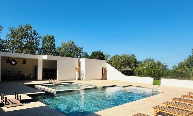 Les Pennes-Mirabeau Villa | Bas de Villa Avec Piscine Balinaise et Pool House de 200m2!