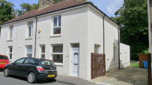 Sittingbourne House | Bassett House with 3 bedrooms, fast Wi-Fi and off road parking