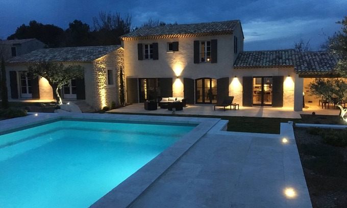 Eyragues Villa | Bastide provençale 12 pers with swimming pool, 2 steps from Saint-Rémy-de-Pce