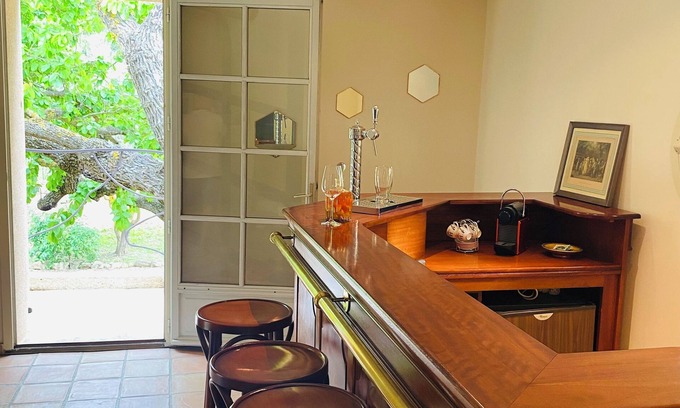 Meyreuil House | Bastidon in the middle of vineyards near Aix en Provence, silence, relaxation and swimming pool.