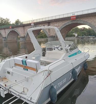 Entrammes Boat Rental | Bateau-gîte sur le halage de la Mayenne