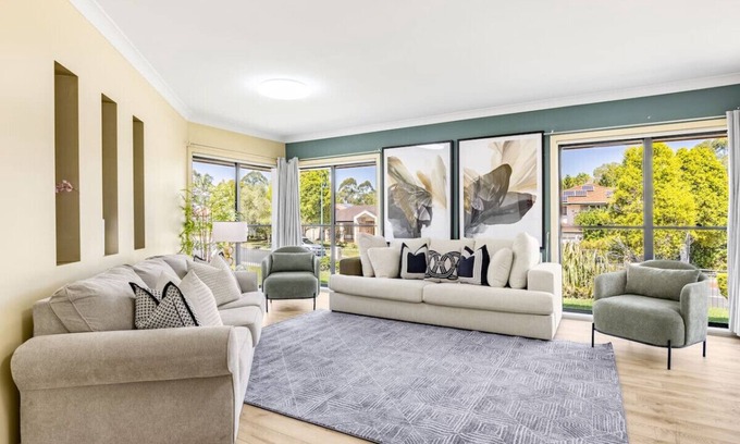 Carindale House | Bauhaus Design 5 Bedrooms Home at Carindale