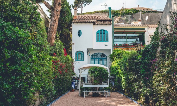 Arenys de Mar House | Baulenas House. A beautiful modernist beachfront house