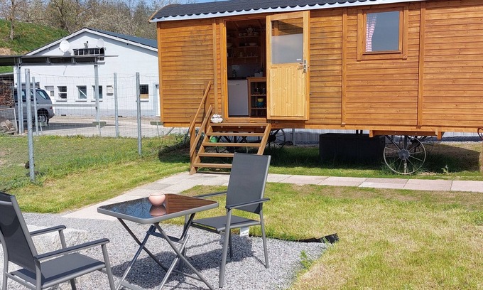 Kleinbreitenbach House | Bauwagen für 2 Personen, Ruhige Lage, Sehr Idyllisch, Hund Erlaubt!