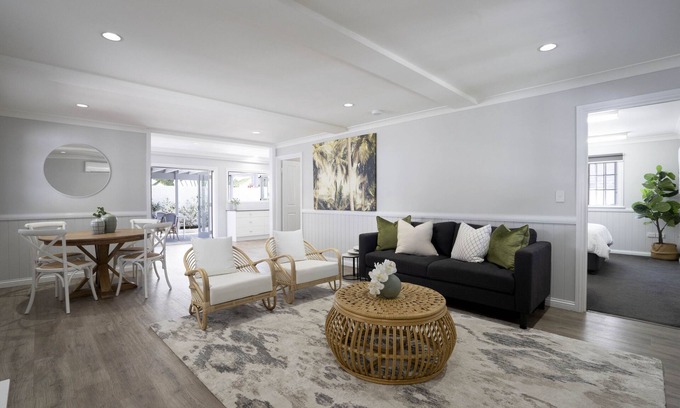 Wynnum House | Bay Breeze Manor: Grand 5BR Queenslander Haven