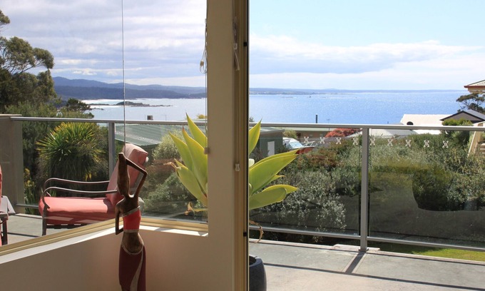 Binalong Bay House | BAY OF FIRES VISTA Boutique Accommodation at Binalong Bay - indoor spa bath