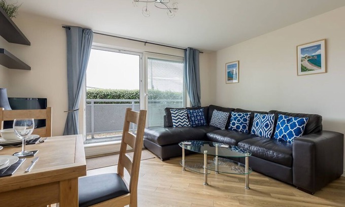 Hamworthy Apartment | Bay Retreat - Moments from Hamworthy Park