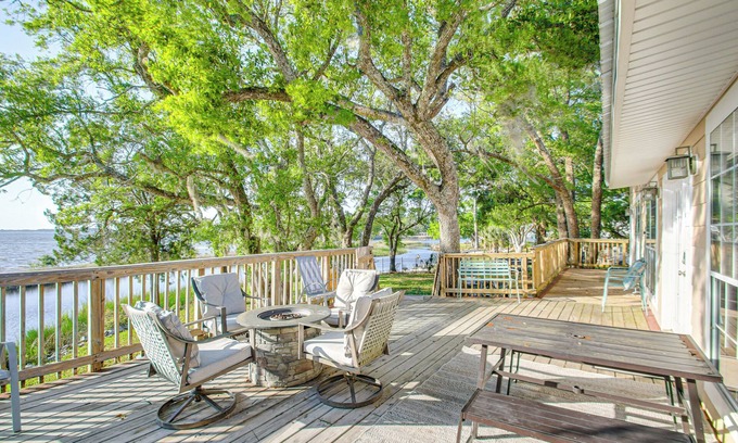 Florida Panhandle House | Bayfront Haven: Group Getaway in Milton!