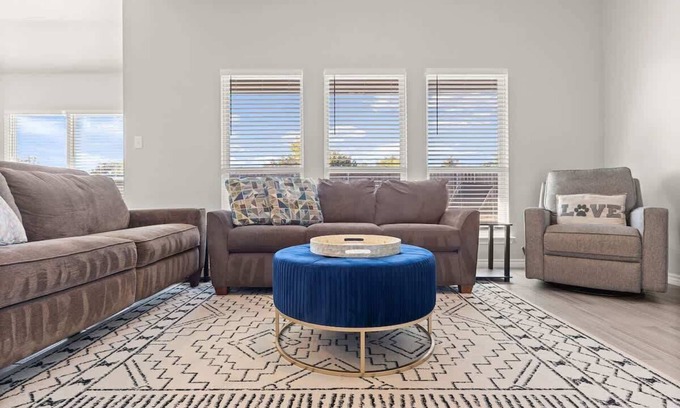 Temple House | Baylor Scott & White House | 6 Beds | EV Charger + Fast Wi-Fi