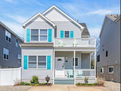 Keansburg Villa | Bayshore Bungalow - Your Perfect Beachside Escape with Stunning Coastal Views
