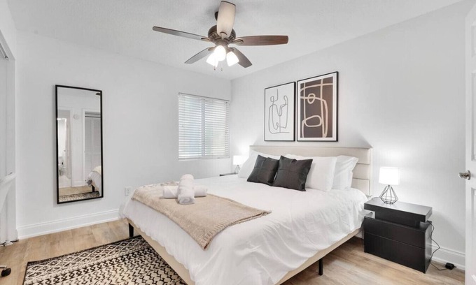 SoHo Apartment | Bayshore Charm | Pool, Gym & Free Parking & more!